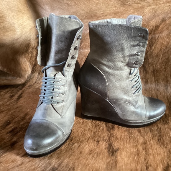 Vince Camuto Gray Leather Lace Up Wedge Boots - Picture 5 of 9
